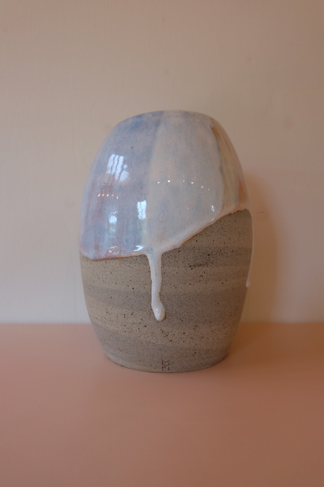 Vaas XL - marble pastel drips — Met deze vaas heb je genoeg te kiezen. De subtiele pasteltinten en de prachtige duppels glazuur... welke kant past het best bij je humeur vandaag? De vaas is gemaakt met verschillende kleuren klei, waardoor een prachtig marble effect ontstaat. Zelfs zonder bloemen een echte blikvanger!