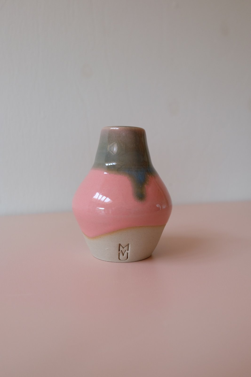 Vaas xs - roze met groen — Voor dit schattige vaasje is altijd wel een plekje in je huis! Leuk in zijn eentje of met een paar andere eye-catchers. Of geef het cadeau met wat mooie bloemen uit je tuin er in! Succes verzekerd.